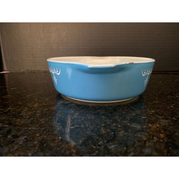 Pyrex Snowflake Garland Cinderella Round 1 Pint Casserole Dish, White on Blue, - Picture 2 of 9